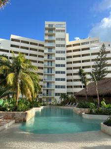 Bazén v ubytování Hotel Calypso Cancun nebo v jeho okolí