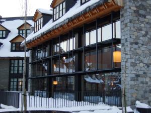 Un gran edificio con nieve encima. en Apartamentos HG Cerler, en Cerler 27 fotos más