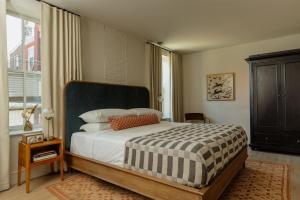 a bedroom with a bed with a black and white blanket at Hotel Anna & Bel in Philadelphia +45 photos