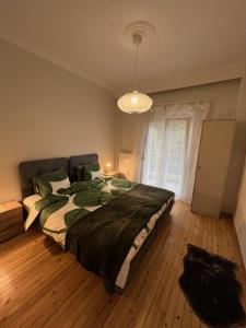 une chambre avec un grand lit et une fenêtre dans l'établissement Urban Nest, à Thessalonique