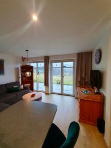 Una televisión o centro de entretenimiento en Haus Bergfrieden