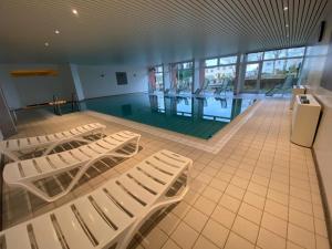 Bazén v ubytování Fewo Taunusblick mit Pool nebo v jeho okolí
