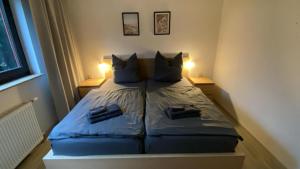 Postel nebo postele na pokoji v ubytování Fewo Taunusblick mit Pool + 9 fotografií
