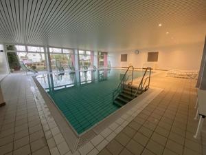 Bazén v ubytování Fewo Taunusblick mit Pool nebo v jeho okolí