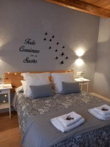 Łóżko lub łóżka w pokoju w obiekcie CASA RURAL LA HOJA EL VALLE