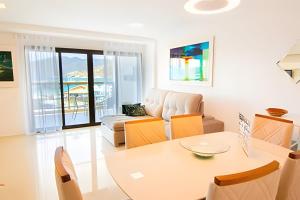 a living room with a table and a couch at Arraial | Apartamento com 3 suítes e Vista Mar in Arraial do Cabo
