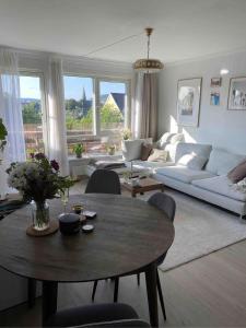 un salon avec une table et un canapé dans l'établissement Cosy Room 10M to Oslo S ONLY WOMEN, à Oslo