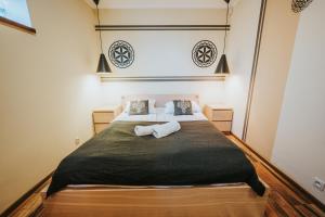 Posteľ alebo postele v izbe v ubytovaní VisitZakopane - Janosik Apartment