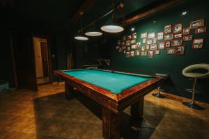 Biliardový stôl v ubytovaní VisitZakopane - Janosik Apartment