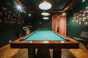 Biliardový stôl v ubytovaní VisitZakopane - Janosik Apartment