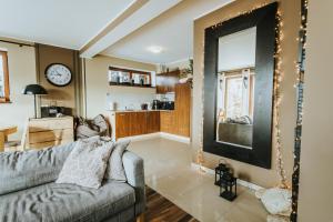 Kuchyňa alebo kuchynka v ubytovaní VisitZakopane - Janosik Apartment