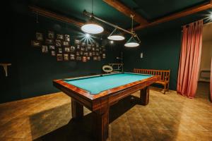 Biliardový stôl v ubytovaní VisitZakopane - Janosik Apartment