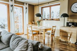 Posedenie v ubytovaní VisitZakopane - Janosik Apartment