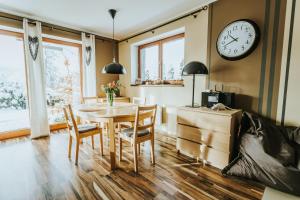 Posedenie v ubytovaní VisitZakopane - Janosik Apartment