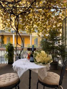 コモにあるCasa vacanze di Eugenioの花束とワイングラスのテーブル