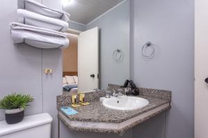 Um banheiro em Roochelle Hotel by Nobile mais 37 fotos