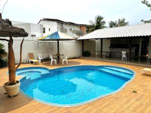 ein großer blauer Swimmingpool auf einer Holzterrasse in der Unterkunft Hotel Lunna in Porto Nacional