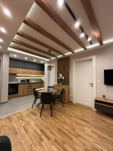 مطبخ أو مطبخ صغير في Šumska staza Divčibare apartmani