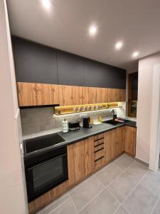 مطبخ أو مطبخ صغير في Šumska staza Divčibare apartmani