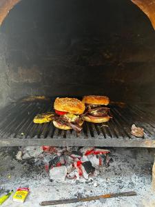 Εγκαταστάσεις μπάρμπεκιου για όλους τους επισκέπτες του καταφυγίου
