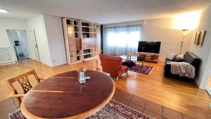 TV a/nebo společenská místnost v ubytování Die Wohnung 1