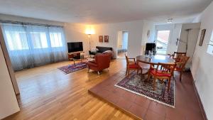 TV a/nebo společenská místnost v ubytování Die Wohnung 1