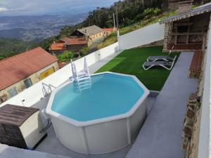 einen Whirlpool auf dem Dach eines Hauses in der Unterkunft LA CASA DE DORA EN LA ESCUSA in Armentera