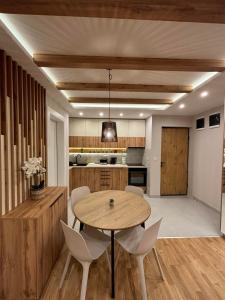 مطبخ أو مطبخ صغير في Šumska staza Divčibare apartmani