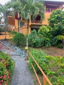 Сад в Castara Bliss Vacation Apartments Tobago