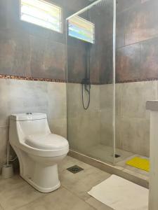 ein Badezimmer mit Toilette und Dusche in der Unterkunft Adonay VGB in Villa General Belgrano