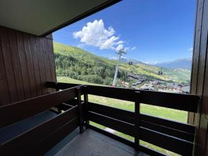 un balcon avec vue sur une montagne dans l'établissement Résidence Cristallin - Le Cristallin 33 - Agréable 2 pièces au pied des pistes MAE-5454, à Valmorel