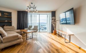 グダウリにあるAtrium New Gudauriのソファとテーブルのあるリビングルーム