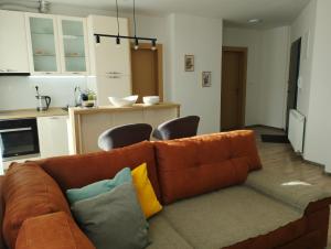 ein Wohnzimmer mit einer Couch mit Kissen darauf in der Unterkunft River View Apartment in Fojnica