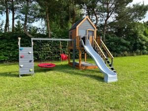 コウチェボにあるModern house with private hot tubの遊び場(滑り台、遊び場付)