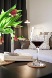 コウチェボにあるModern house with private hot tubのソファの横のテーブルに座るワイン +11枚の写真