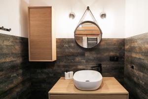 コウチェボにあるModern house with private hot tubの洗面台と鏡のあるバスルーム