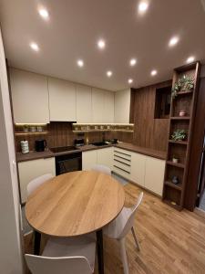 مطبخ أو مطبخ صغير في Šumska staza Divčibare apartmani