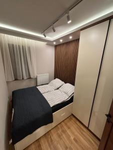 سرير أو أسرّة في غرفة في Šumska staza Divčibare apartmani