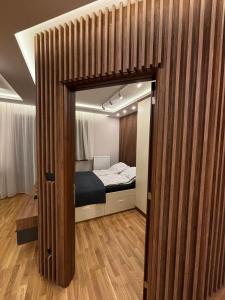 سرير أو أسرّة في غرفة في Šumska staza Divčibare apartmani