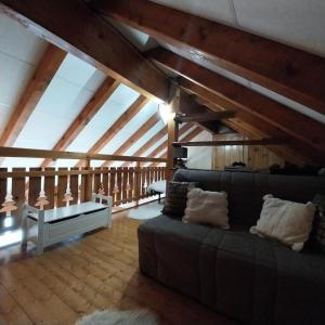 - un salon mansardé avec un canapé dans l'établissement Résidence Means - Superbe T2 avec mezzanine pour 9 personnes sur la station du Réallon MEANS1 MAE-8001, à Réallon