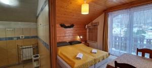 Кровать или кровати в номере Pod Zapalenicą w centrum