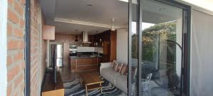 Una sala de estar con un sofá y una cocina. en Penthouse #1 - Piso 5 Basilio, en Puerto Vallarta 8 fotos más