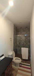 Un baño con inodoro y ducha con toallas. en Penthouse #1 - Piso 5 Basilio, en Puerto Vallarta
