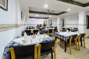 Hotel Ashish Palace tesisinde bir restoran veya yemek mekanı