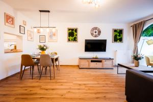 Televízia a/alebo spoločenská miestnosť v ubytovaní BoRa Apartments