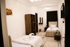 una camera con due letti e un cigno di Keeper Pyramids View INN a Il Cairo