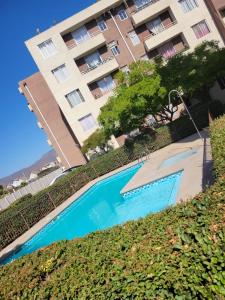 una piscina frente a un edificio en paseo San Carlos, en Coquimbo