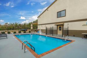a swimming pool in front of a building at Best Western Pineywoods Inn in Atlanta
