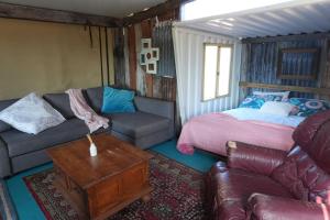 Posezení v ubytování SilverSprings Spa Retreat Pet Friendly Cottages and Glampings
