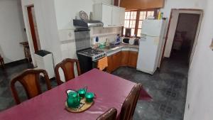 Kuchyň nebo kuchyňský kout v ubytování Casa Alquiler temporario garage y patio